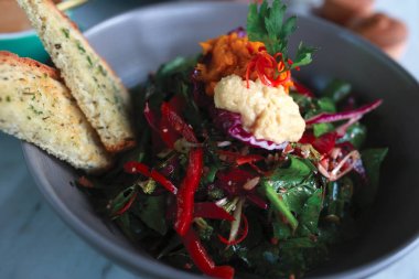 Lahana, biber, otlar ve mermer taş masanın üzerine havuç ile sağlıklı plaka