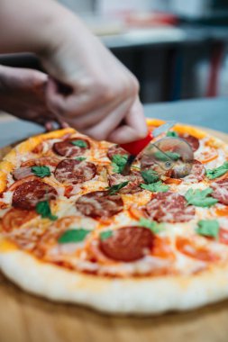 Pizza salam ve pastırma ile 