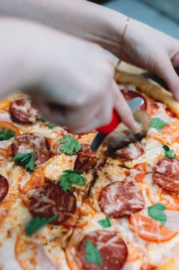 Pizza salam ve pastırma ile 