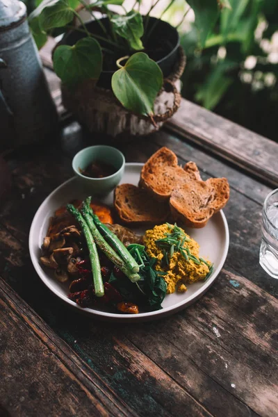 Plate with omelet, bread, herbs, mushrooms and asparagus on the wooden table — Stock Photo, Image