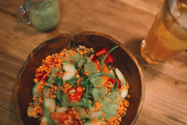 Kırmızı mercimek, otlar ve ahşap kase domates çorbası