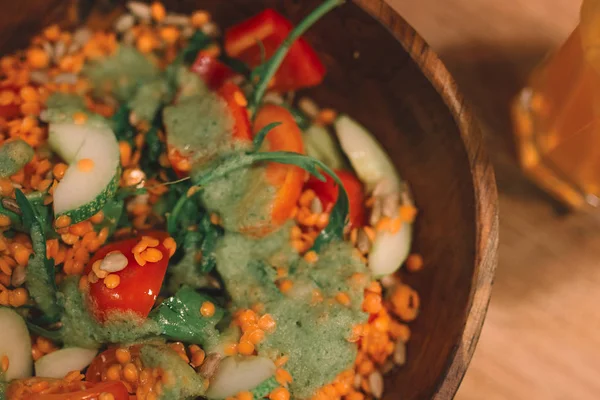 Kırmızı mercimek, otlar ve ahşap kase domates çorbası