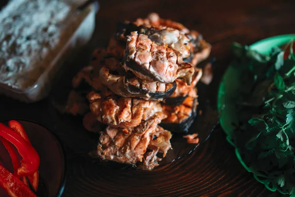 Ahşap masa üzerinde ızgara somon biftek yakın çekim