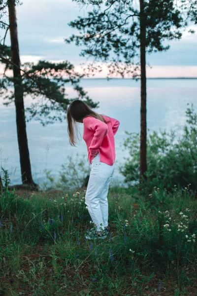 Joven adolescente hermosa chica en un bosque cerca del lago, Rusia, Ural — Foto de Stock