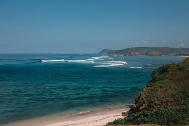kumlu plajı ile deniz manzarası