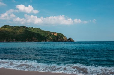 kumlu plajı ile deniz manzarası