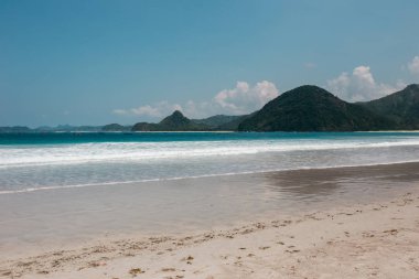 tropikal kumsalı ile deniz manzarası