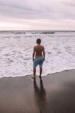 Okyanusta ayakta adam 