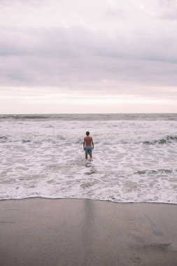 Okyanusta ayakta adam 