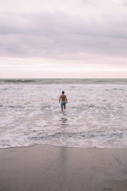 Okyanusta ayakta adam 