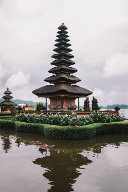 Endonezya Tapınağı kutsal göl kenarında