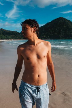 adam Ocean beach adlı ayakta