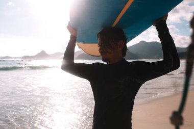 sörf tahtası taşıyan adam 