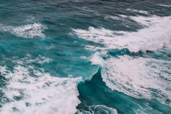 Ondas oceânicas espumosas — Fotografia de Stock