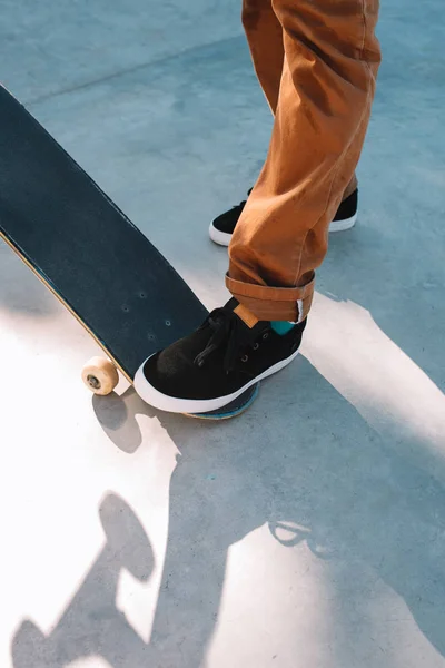 Skater's nogi i deskorolka — Zdjęcie stockowe