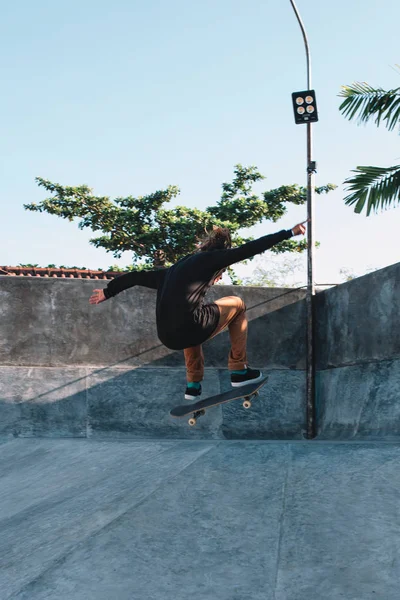 Skater pria muda — Stok Foto