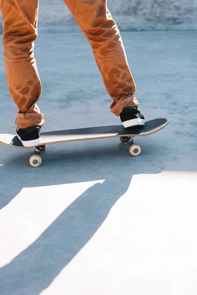 速滑运动员的腿部和滑板 — 图库照片