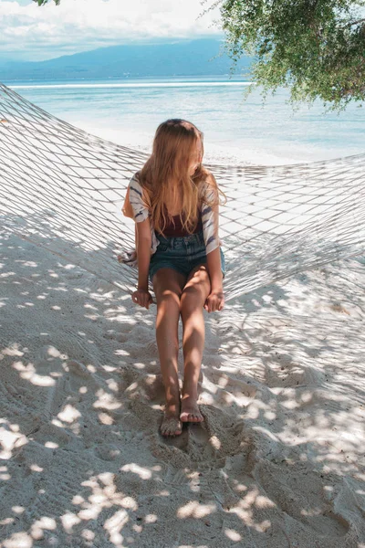 Mujer Hermosa Joven Que Relaja Hamaca Playa Arenosa —  Fotos de Stock