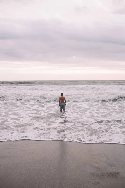 Okyanusta ayakta adam 