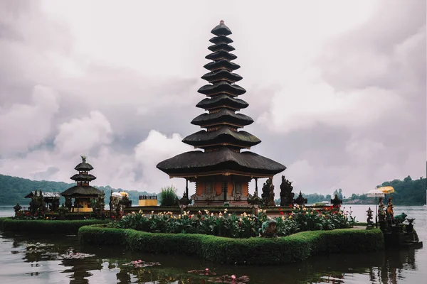 Endonezya Tapınağı kutsal göl kenarında