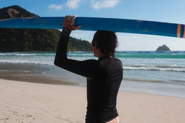 Mann trägt Surfbrett — Stockfoto