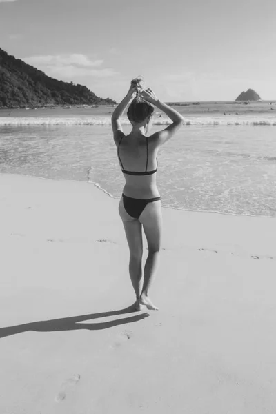 Mulher de maiô em pé na praia do oceano — Fotografia de Stock
