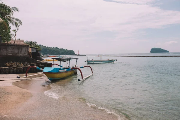 Barco Pesca Ancorado Costa Mar Azul Indonésia Bali Imagens De Bancos De Imagens