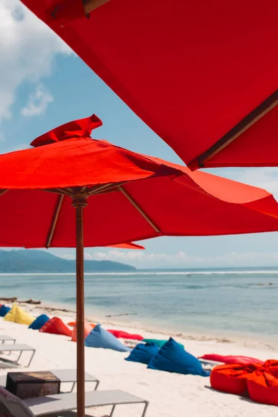 Guarda-chuvas de praia vermelho Fotos De Bancos De Imagens Sem Royalties