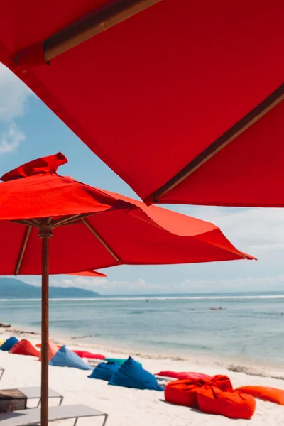 Guarda-chuvas de praia vermelho Fotos De Bancos De Imagens