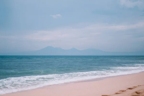 波静かな青い海と素晴らしい海の景色 ロイヤリティフリーのストック写真
