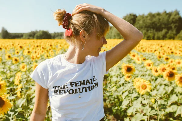 Jovem Feliz Desfrutando Verão Campo Girassol Posando Contra Plantas Crescimento — Fotografia de Stock