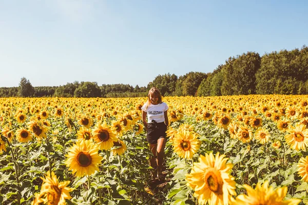 Heureuse Jeune Femme Profiter Été Champ Tournesol Marche Parmi Les — Photo