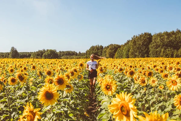 Heureuse Jeune Femme Profiter Été Champ Tournesol Marche Parmi Les — Photo