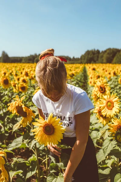 Jovem Feliz Desfrutando Verão Campo Girassol — Fotografia de Stock