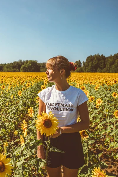 Jovem Feliz Desfrutando Verão Campo Girassol — Fotografia de Stock