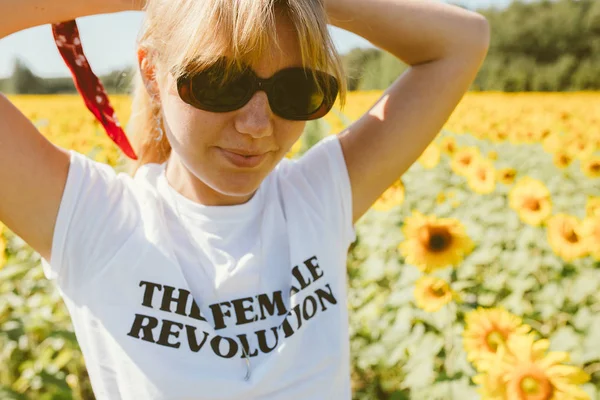 Portrait Happy Young Woman Enjoying Summer Sunflower Field Posing Growing — Stock Photo, Image