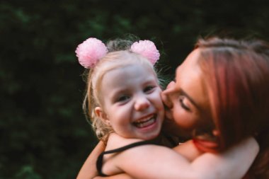 Genç anne ve kızı birlikte neşeli an sahip birlikte