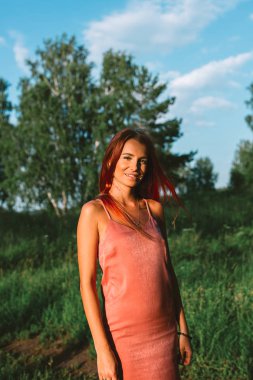 Ormanda pembe saçlı genç şık kız portresi