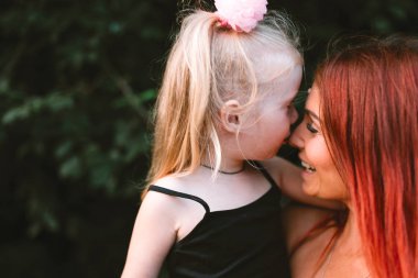 Genç anne ve kızı birlikte neşeli an sahip birlikte