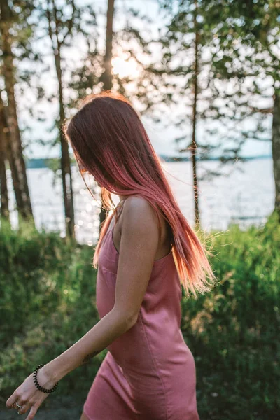 숲에서 분홍색 머리를 가진 젊은 세련 된 여자의 초상화 — 스톡 사진