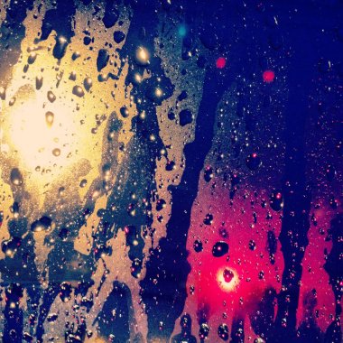 Camdaki yağmur damlaları