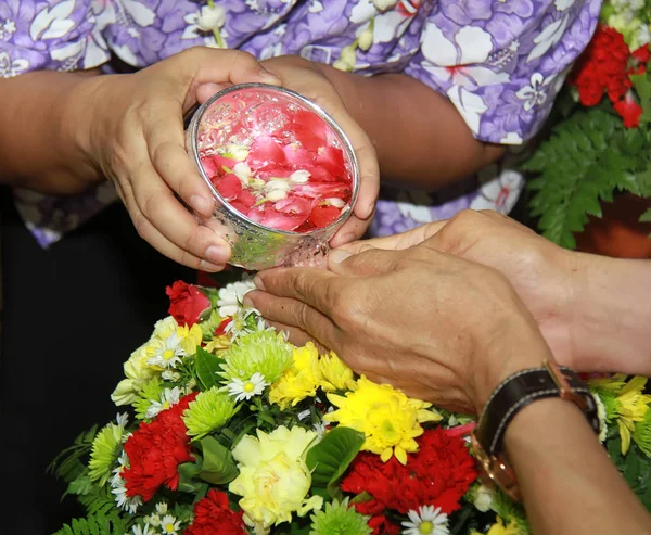 Songkran-Fest ist Neujahr in Thailand, Wasserweihungszeremonie der Erwachsenen — Stockfoto