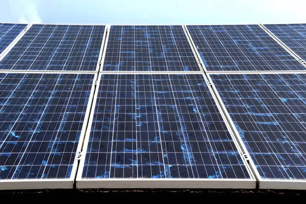 Solarzellen zur Erzeugung sauberer Energie — Stockfoto