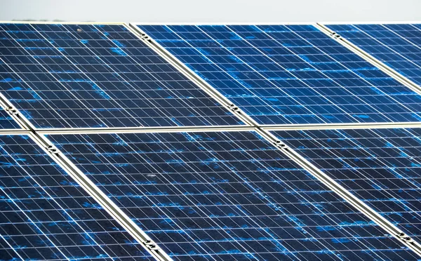 Solarzellen zur Erzeugung sauberer Energie — Stockfoto