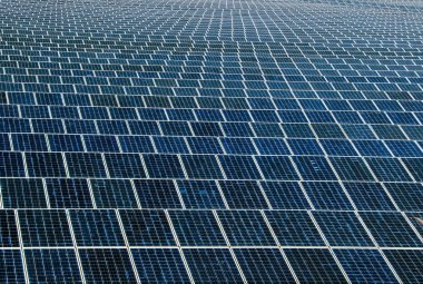 Güneş paneli temiz enerji üretiyor