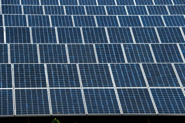 깨끗 한 에너지 를 생산하는 태양 전 지판 — 스톡 사진