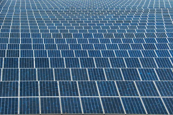 Painel solar gerando eletricidade energia limpa — Fotografia de Stock