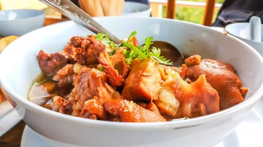 Çin sebze çorbasıyla pişirilmiş domuz budu.