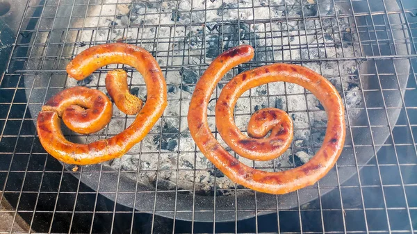 Wurst auf dem Grill, Grill auf dem Holzkohlekocher, nördliche Küche — Stockfoto