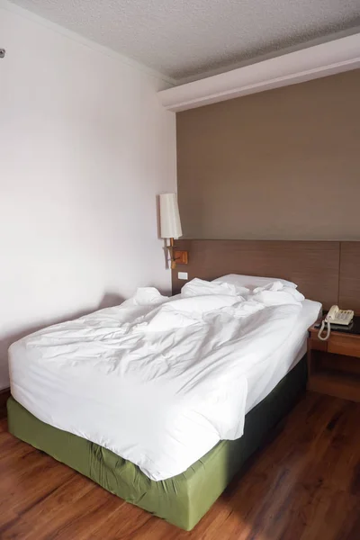 Белая измятая простыня и грязные подушки в номере отеля — стоковое фото